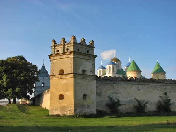 A torre do Mosteiro da Trindade em Mezhyrich perto de Ostrog, Ucrânia — Fotografia de Stock