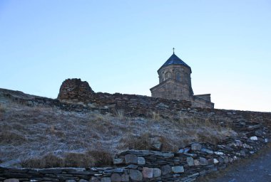 Kazbegi, Gürcistan köyü yakınlarında Gergets Kilisesi (Tsminda Sameba)
