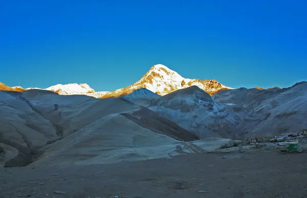 Soluppgång på berget Kazbek, Georgien — Stockfoto