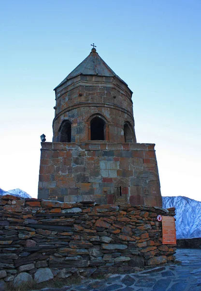 Gergets kostel (Tsminda Sameba) poblíž vesnice Kazbegi, Gruzie — Stock fotografie