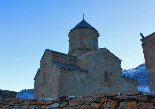 Gergets Church (Tsminda Sameba) vicino al villaggio Kazbegi, Georgia — Foto Stock