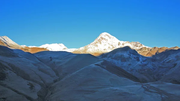 Nascer do sol na montanha Kazbek, Geórgia — Fotografia de Stock