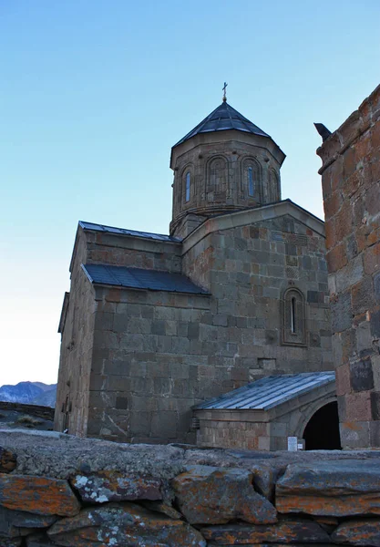 Gergets kostel (Tsminda Sameba) poblíž vesnice Kazbegi, Gruzie — Stock fotografie