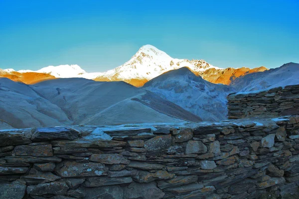 Soluppgång på berget Kazbek, Georgien — Stockfoto