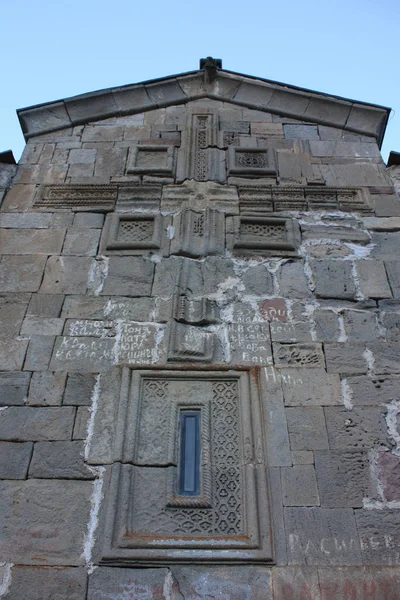 Фрагмент церкви Гергета (Цминда Самеба) с резьбой по камню близ Казбеги, Грузия — стоковое фото
