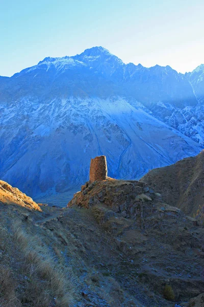 Panorama över bergen med gamla tornet nära byn Kazbegi, Georgien — Stockfoto