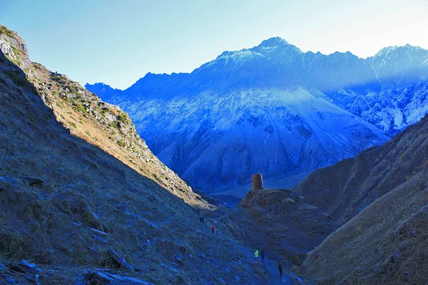 Bergpanorama in der Nähe des Dorfes Kazbegi, Georgien — Stockfoto