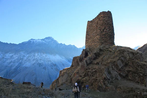 Panorama över bergen med gamla tornet nära byn Kazbegi, Georgien — Stockfoto