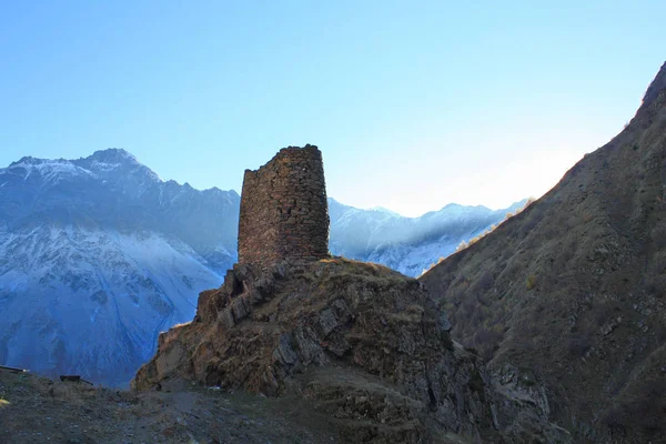 Bergpanorama mit altem Turm in der Nähe des Dorfes Kazbegi, Georgien — Stockfoto