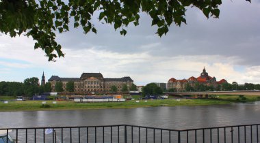 Dresden - 9 Ağustos 2015. Dresden manzarası Elbe Nehri, Almanya