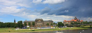 Dresden - 9 Ağustos 2015. Dresden manzarası Elbe Nehri, Almanya