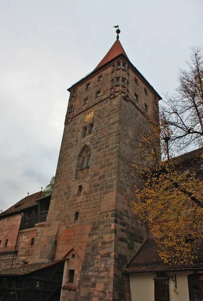 Old Town Nuremberg, Almanya Ortaçağ kuleye bakış — Stok fotoğraf