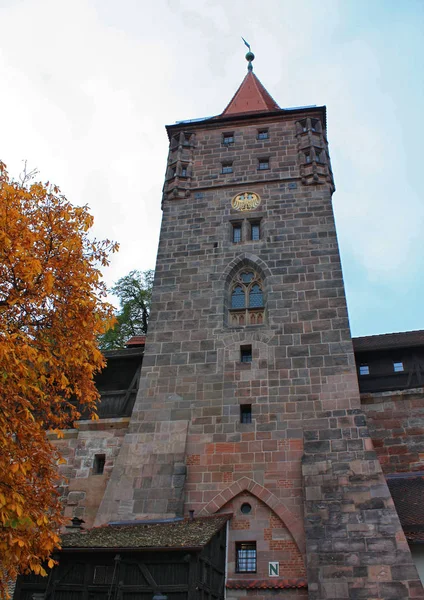 老镇中世纪塔的看法在纽伦堡, 德国 — 图库照片