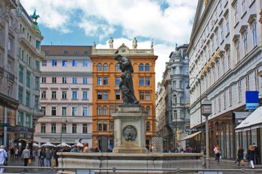 Viyana - 20 Eylül 2016. İnsanlar Graben sokakta (Grabenstrasse), eski şehir Viyana, Avusturya ana caddesi yürüyüş.