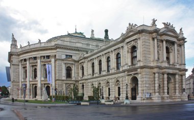 Viyana - 20 Eylül 2016. Ünlü Wiener Ringstrasse ile tarihi Burgtheater (Imperial Court Theatre'da) Viyana, Avusturya