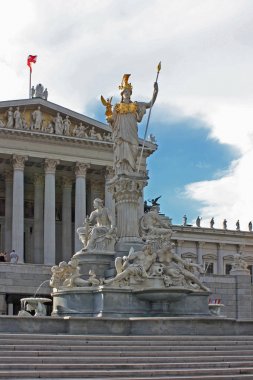 Avusturya Parlamentosu Viyana'da bina cephesinde Athena heykeli