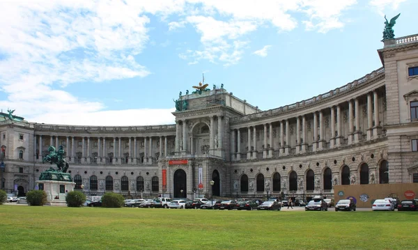 Viena - 20 de setembro de 2016. Famoso Palácio de Hofburg com Heldenplatz em Viena — Fotografia de Stock