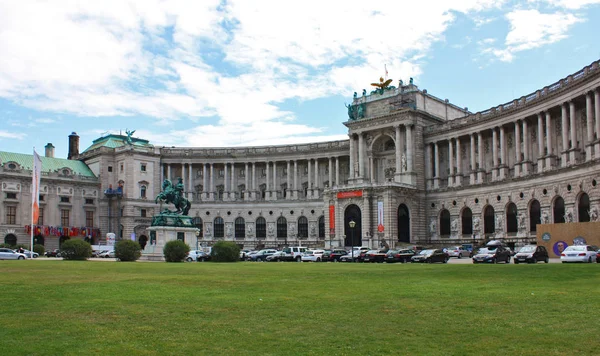 Viena - 20 de setembro de 2016. Famoso Palácio de Hofburg com Heldenplatz em Viena — Fotografia de Stock