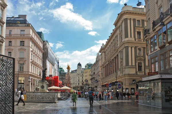 Viena - 20 de septiembre de 2016. La gente camina en la calle Graben (Grabenstrasse), la calle principal en el casco antiguo de Viena, Austria . — Foto de Stock