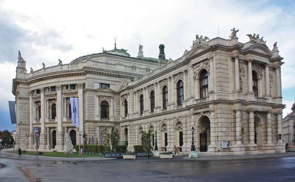 2016 年 9 月 20 日、ウィーン。ウィーン、オーストリアの歴史的なブルク劇場 (インペリアル ・ コート劇場) とウィーナー ウィーンシティ — ストック写真
