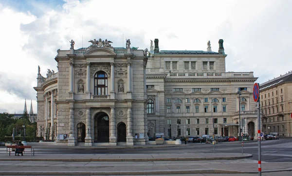 Viena - 20 de setembro de 2016. Famosa Wiener Ringstrasse com histórico Burgtheater (Imperial Court Theatre) em Viena, Áustria — Fotografia de Stock