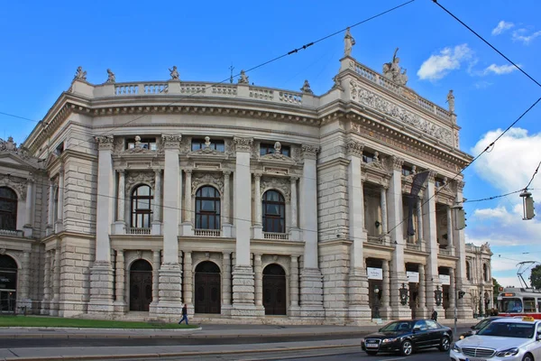 Bécs - szeptember 20, 2016-ban. Híres bécsi Ringstrasse történelmi Burgtheater (Imperial Court Theatre), Bécs, Ausztria — Stock Fotó