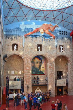 Figueres - 11 Kasım 2016. İnsanlar üzerinde yükleme, müze, Salvador Dali Figueres, İspanya arıyoruz