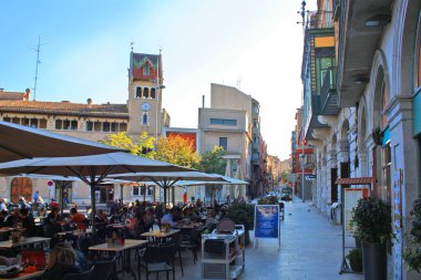 Figueres - 11 Kasım 2016. Pitoresk sokak kafe Figueres, İspanya