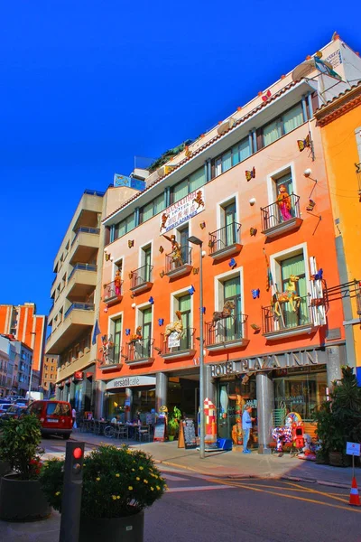 Figueres - 11 de noviembre de 2016. La pintoresca calle de Figueres, España —  Fotos de Stock