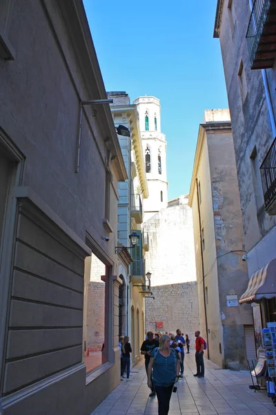 Figueres - 11 novembre 2016. La strada e la chiesa di San Pietro a Figueres, Spagna — Foto Stock