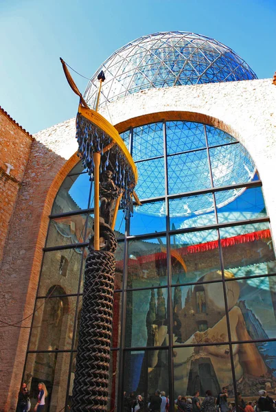 Figueres - 11 November 2016. Folk tittar på Installation av Museum av Salvador Dali i Figueres, Spanien — Stockfoto