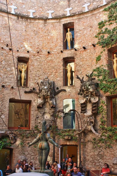 Figueres - 11 November 2016. Folk tittar på Installation av Museum av Salvador Dali i Figueres, Spanien — Stockfoto