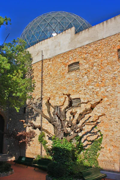 Figueres - 11 listopada 2016. Dziedziniec Muzeum Salvadora Dali w Figueres, Hiszpania — Zdjęcie stockowe