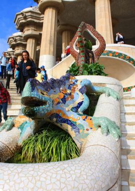 Barcelona - 20 Ekim 2016. Kertenkele heykel çeşme ana girişinde Park Guell Barcelona, İspanya içinde renkli seramik parçaları ile kaplı