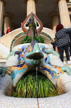 Barcelona - 20 Ekim 2016. Kertenkele heykel çeşme ana girişinde Park Guell Barcelona, İspanya içinde renkli seramik parçaları ile kaplı