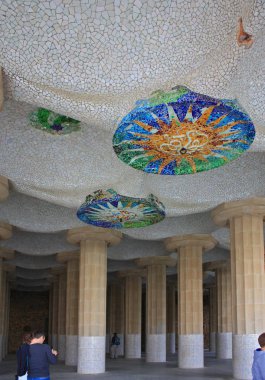 Barcelona - 10 Eylül 2016. Barcelona'da Park Guell taş sütunların arcade