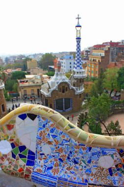 Barcelona - 12 Eylül 2016. Turistler Park Guell Barcelona, İspanya içinde yürüyor