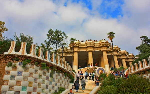 BARCELONA - SEPTEMBER 12, 2016. Tourists are walking in Park Guell in Barcelona, Spain — Stock Photo, Image
