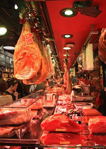 Barcelona - 10. september 2016. spanischer hamon - traditionelles spanisches fleisch auf dem berühmten la boqueria markt in barcelona, spanien — Stockfoto