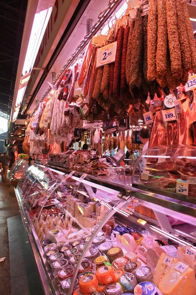 Barcelona - 10 Eylül 2016. Sosis ve Barcelona, İspanya ünlü La Boqueria market beyaz peynir ile vitrin