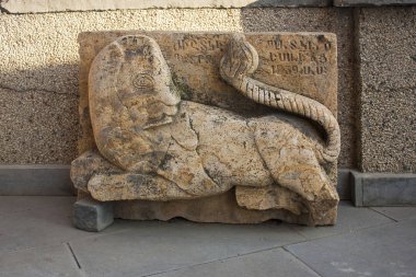 Tiflis - 16 Aralık 2017. Tiflis, Gürcistan Avlabari İlçesi'nde yer alan aslan Ermeni Apostolik Kilisesi, yakınındaki taş kabartma parçası