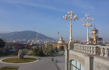 Tiflis - 16 Aralık 2017. Tiflis (Sameba Kilisesi), kutsal Trinity Katedrali ile Hill Tbilisi Panoraması Georgia