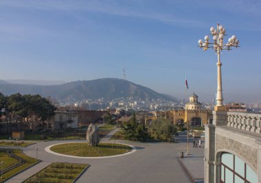 Tiflis - 16 Aralık 2017. Tiflis (Sameba Kilisesi), kutsal Trinity Katedrali ile Hill Tbilisi Panoraması Georgia