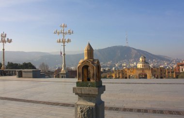Tiflis - 16 Aralık 2017. Tiflis (Sameba Kilisesi), kutsal Trinity Katedrali ile Hill Tbilisi Panoraması Georgia