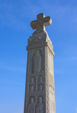 Tiflis, Gürcistan - 16 Aralık 2017: Tiflis (Sameba Kilisesi), kutsal Trinity Katedrali yakınındaki çapraz Georgia