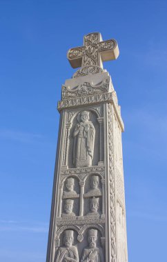 Tiflis, Gürcistan - 16 Aralık 2017: Tiflis (Sameba Kilisesi), kutsal Trinity Katedrali yakınındaki çapraz Georgia