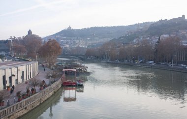 Tiflis - 16 Aralık 2017. Setin Metekhi Kilisesi ve Tiflis, Gürcistan'daki barış Köprüsü yakınlarında eski şehir manzaralı