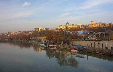 Tiflis - 16 Aralık 2017. Tiflis, Gürcistan'daki barış Köprüsü yakınlarında hükümet binası ve konser salonu bakan dolgu
