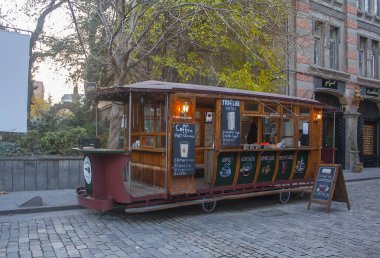 Tiflis - 16 Aralık 2017. Restoran ve bar şehrin turist popüler Tbilisi Old Town bölgesinde