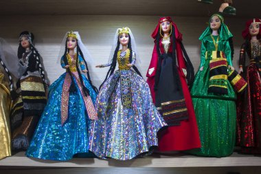 Tbilisi, Georgia - 16 Aralık 2017: Gürcistan Tiflis, Gürcistan Hediyelik eşya mağazasında Ulusal giysili bebekler